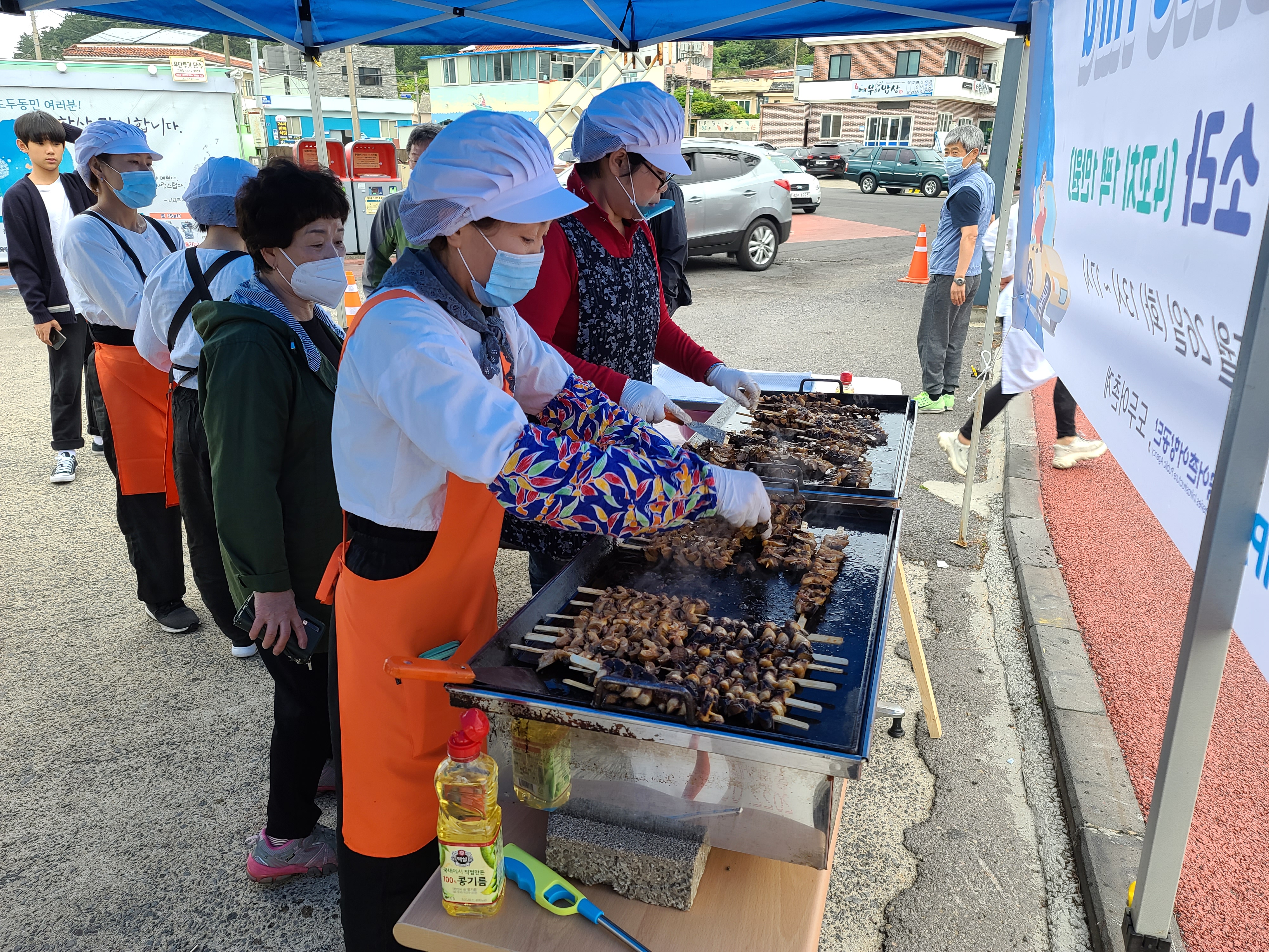 2020 도두 드라이브 스루 행사 - 뿔소라꼬치를 굽고있는 판매자들