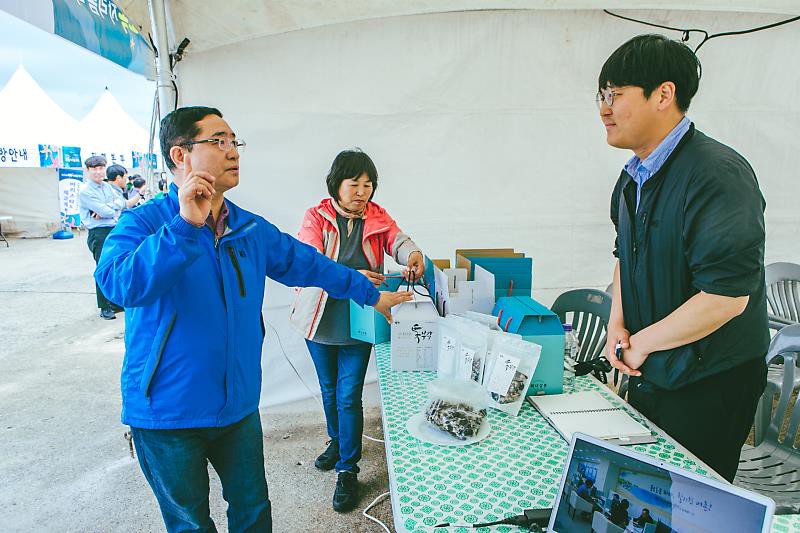 보목자리돔 축제 - 상사의 충고를 경청하고 있는 판매자