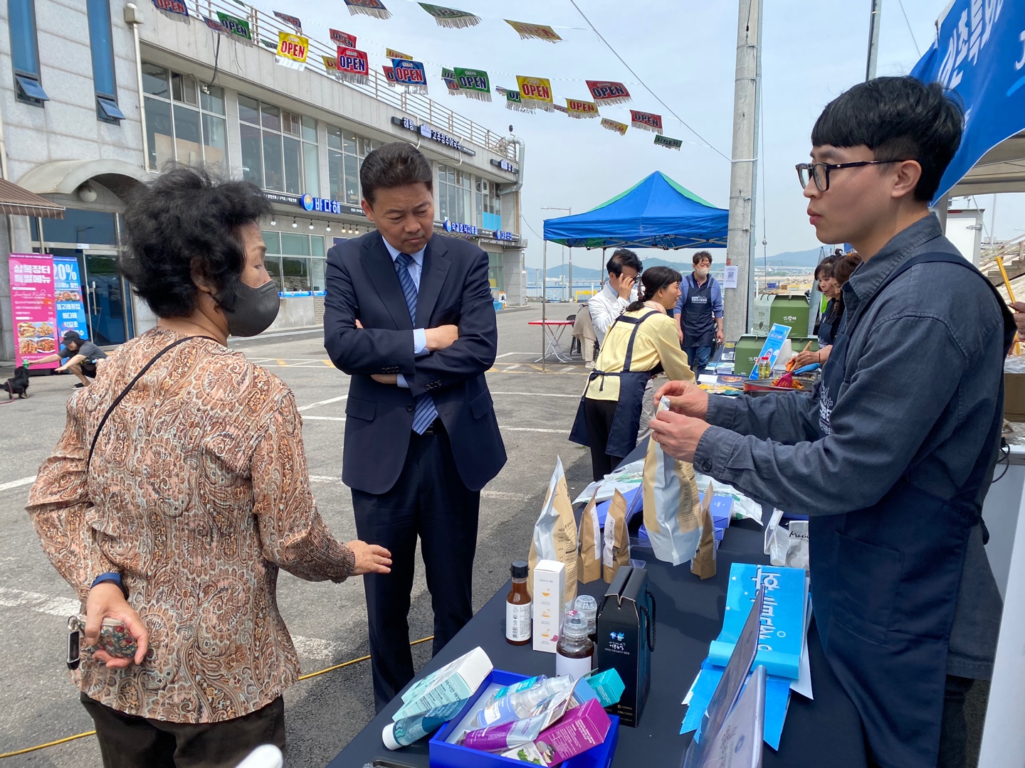 어촌특화 상생어부장터(삼목항) 전경(판매자가 방문객들에게 설명을 하고 있는 사진)