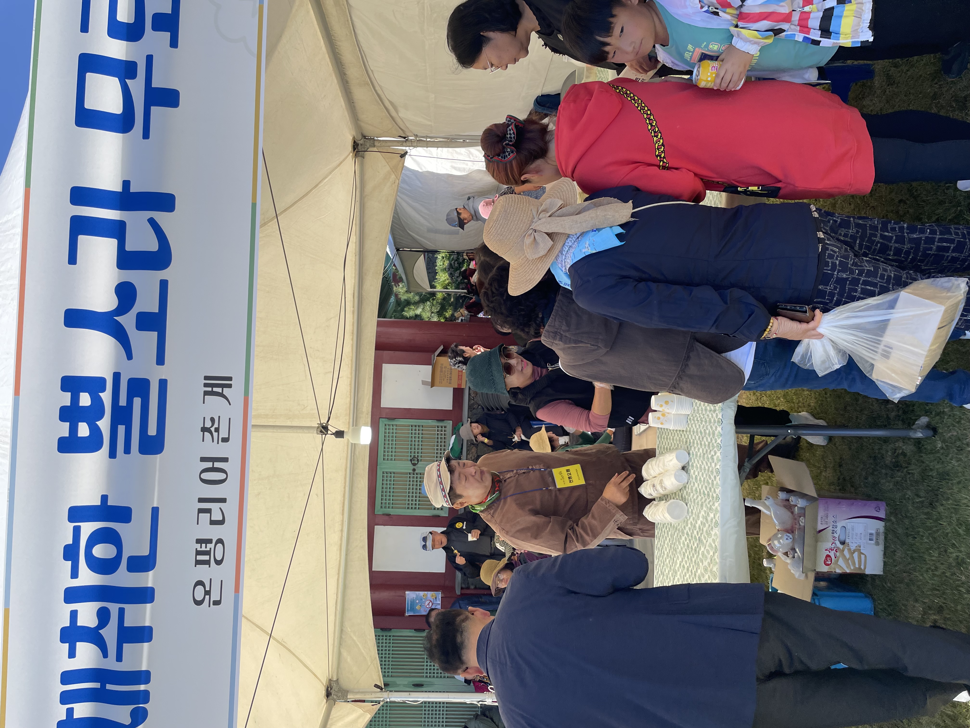  제 13회 호인지 축제, 해녀가 직접 채취한 뿔소라 무료시식 하고 있는 방문객들