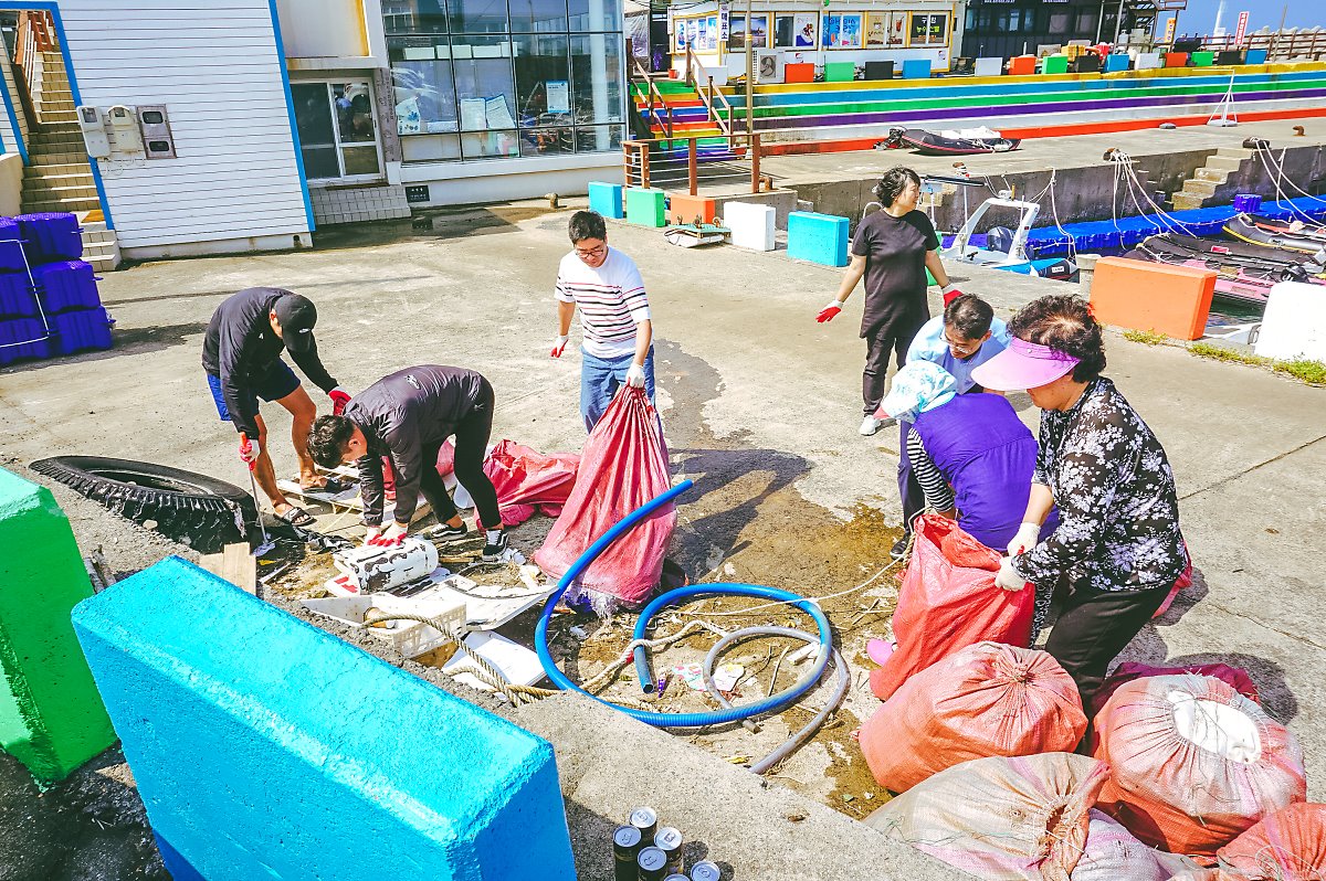 9월 바다가꿈 프로젝트(고내항) 쓰레기를 치우고 있는 사진1