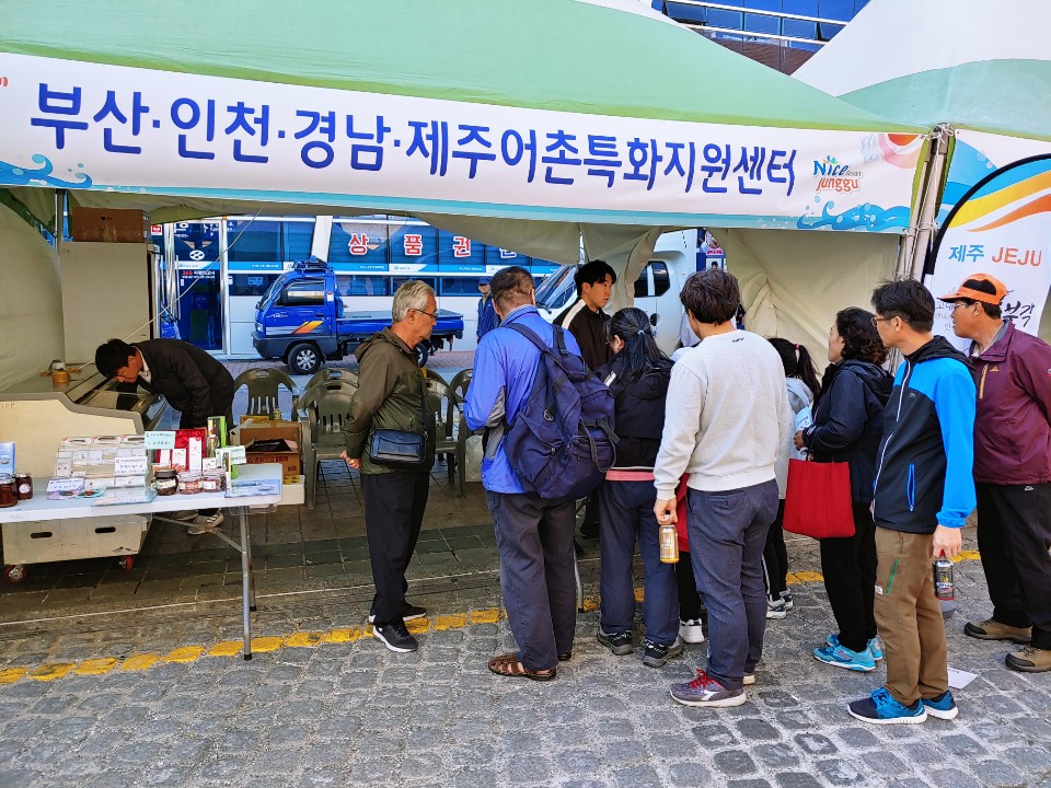 2019년 특화장터(부산 자갈치 축제) 운영 시식하기 위해 줄 서있는 방문객들