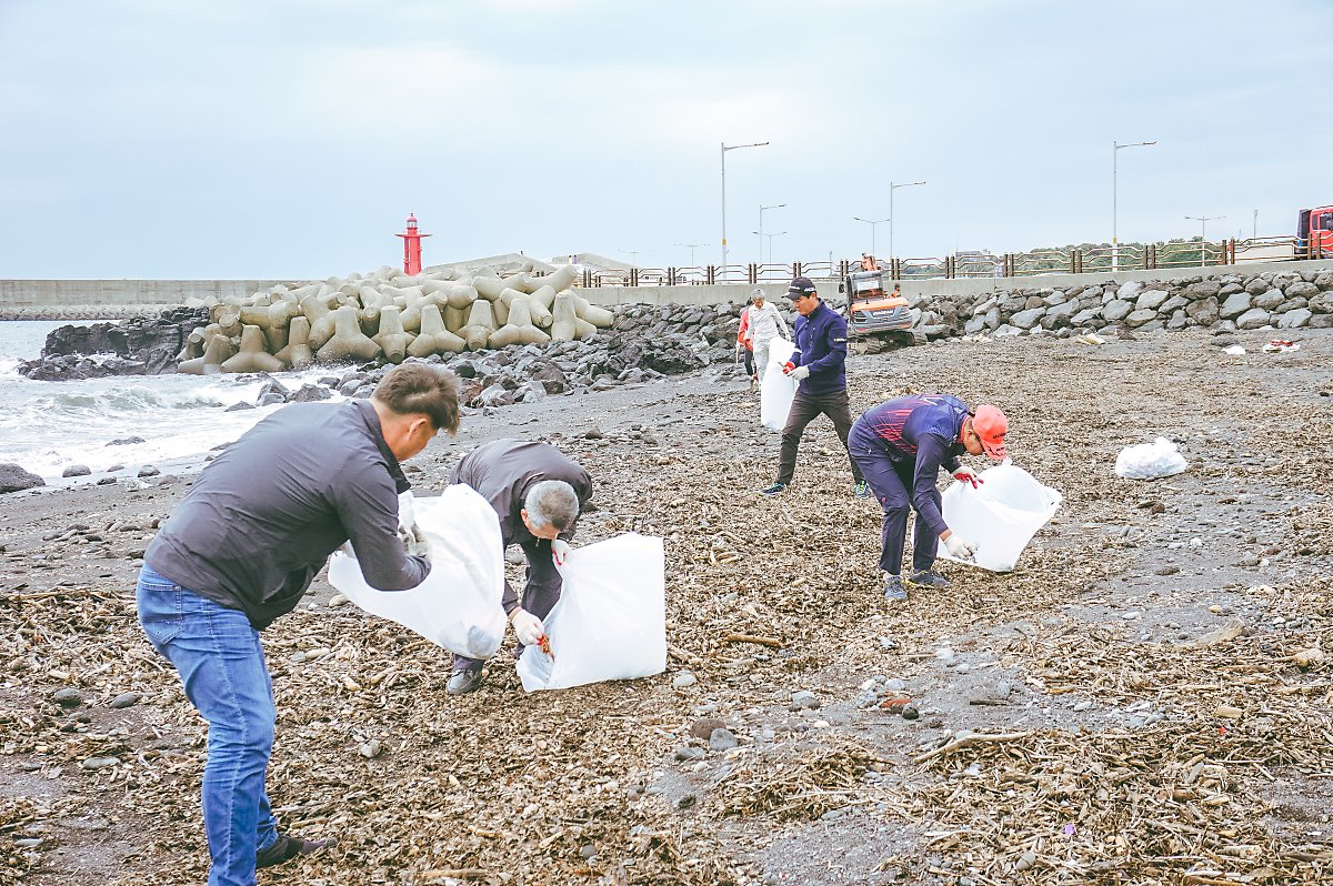 10월 바다가꿈 프로젝트(하효항) 해안가 쓰레기를 치우는 사진1
