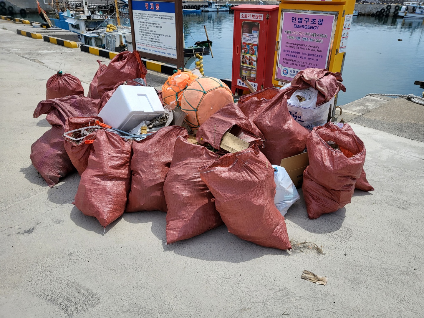 제27회 바다의날 기념 바다가꿈 프로젝트 쓰레기를 한곳에 모아 놓은 쓰레기 더미들