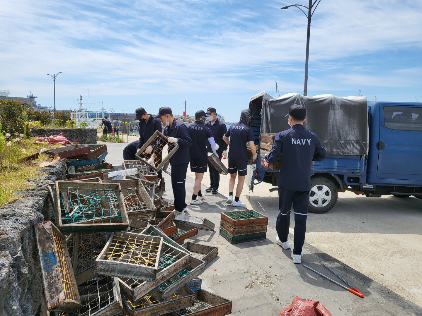 제27회 바다의날 기념 바다가꿈 프로젝트 상자를 정리하고 있는 해군들