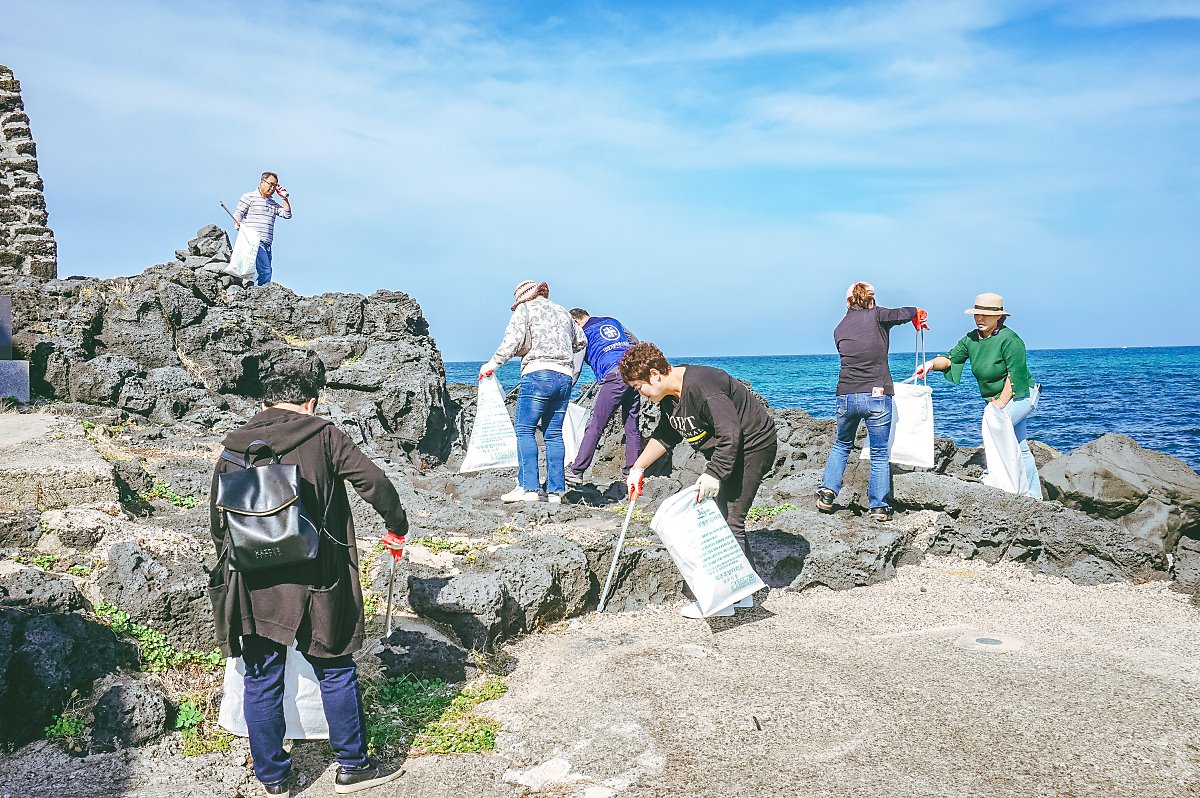10월 바다가꿈 프로젝트(북촌항) 쓰레기를 치우고 있는 전경1