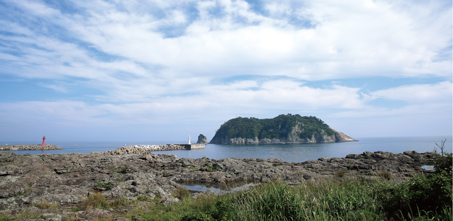 제주도 풍경(멀리서 가운데 섬이 보이고 왼쪽 등대가 보이는 전경)